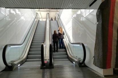 Dos personas ascienden en dirección al andén central de la estación tarraconense.