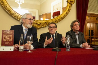 Jaume Alonso-Cuevillas, al centre, durant la seva conferència al Círcol.