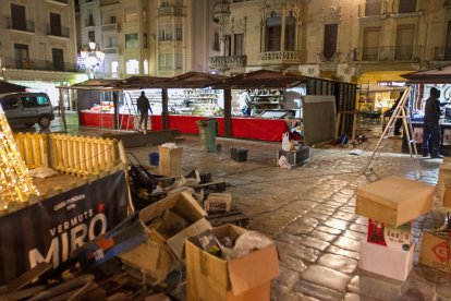 Las casetas de Navidad terminando su montaje en la plaza del Mercadal de Reus.