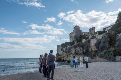 Els concursants reben la valoració del jurat a la platja de Tamarit.