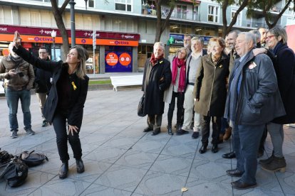 Una de les candidates fa una selfie amb la resta de membres de Junts per Catalunya.