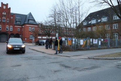 Imagen de la prisión de Neumünster el 2 dabril de 2018 con muestras de apoyo a Puigdemont enganchadas en la entrada del recinto penitenciario.