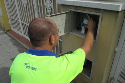 Imatge d'un tècnic d'Aqualia fent una inspecció