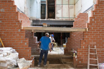 Imatge dels operaris treballant en la casa esfondrada al carrer Monterols.