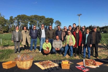 Imatge de la presentació de les jornades amb membres dels restaurants i productors participants.