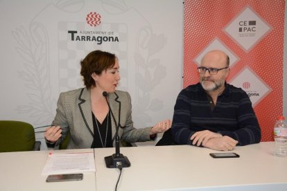 La concejala Begoña Floria y el presidente de la CePAC, Xavier Brotons, en la presentación de la jornada 'Castillos desde una perspectiva de género'.