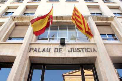 Imatge de l'entrada de l'Audiència de Tarragona.