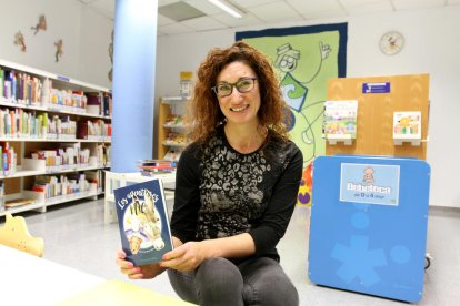 La escritora cambrilense es bibliotecaria en la Biblioteca pública de Cambrils.