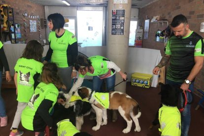 Los agentes cívicos voluntaris explican a los propietarios de los perros la normativa.