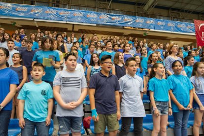 Els nens i nenes cantant la cançó al