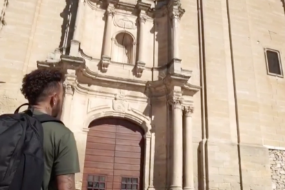 Imatge de Lewis Hamilton observant la façana de l'Església del Poble Vell de Corbera d'Ebre.