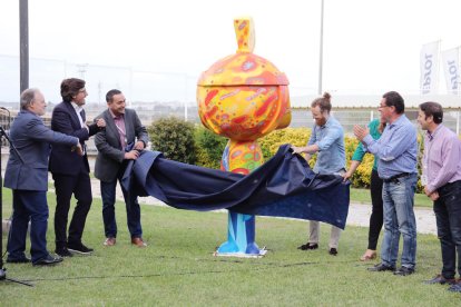 El moment en el qual van destapar la nova figura del Tarracus a Repsol.