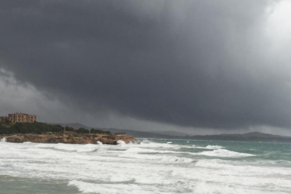 Imatge d'una forta tempesta al mirador de la Platja l'Arrabassada.