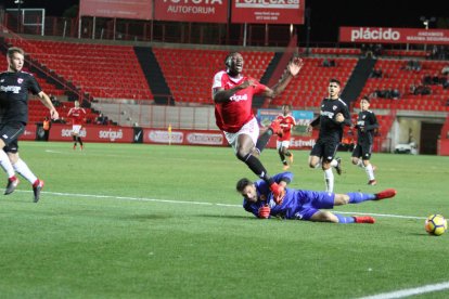 Stephane Emaná se cae y se rompe la clavícula.