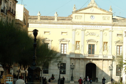 El Ayuntamiento orientó a 70 familias el año pasado para que puedan reducir el importe de las facturas.