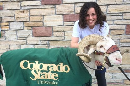 Olga Puebla con la mascota de la universidad, Cam the Ram.