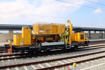 Imagen de una máquina trabajando en las obras del Corredor del Mediterráneo en la estación de Cambrils.