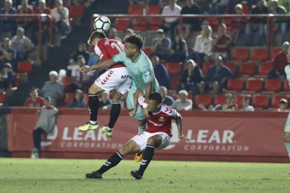 Maikel Mesa y Juan Muñiz durante el Nàstic-Granada la pasada temporada en el Nou Estadi.