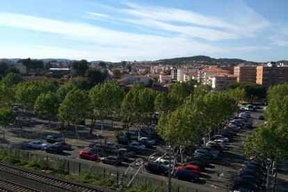 Les finestres dels edificis estan a tocar del pàrquing.