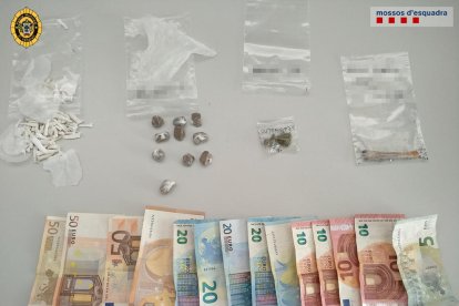 Los agentes intervinieron drogas y dinero en efectivo.