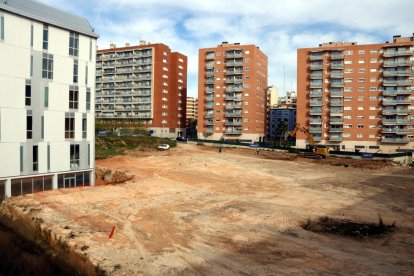 Imagen de los operarios trabajando en el movimiento de tierras de la primera fase de las obras.