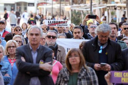 Muchos de los manifestantes mostraron, durante el acto, carteles en favor de la «libertad de los presos».