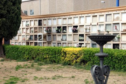 Algunos de los nichos que hay en el cementerio de Figueres.