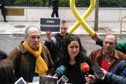 Madrileños por el derecho a decidir ha intentado entregar una carta al embajador alemán en Madrid.