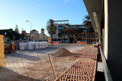 Imatge de les estructures de la nova unitat d'hemodiàlisi amb l'Hospital de Jesús al fons.