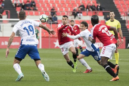 Sergio Tejera en una acción durante un partido del Nàstic en el Nou Estadi. El centrocampista ha mejorado respecto de los últimos duelos.