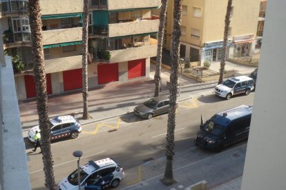 Imatge del carrer Barcelona, on s'està produint l'operació policial.