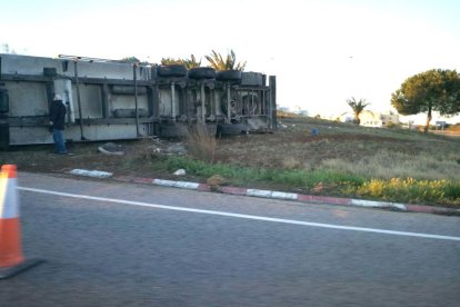 El vehicle pesant ha quedat totalment bolcat sobre la rotonda.