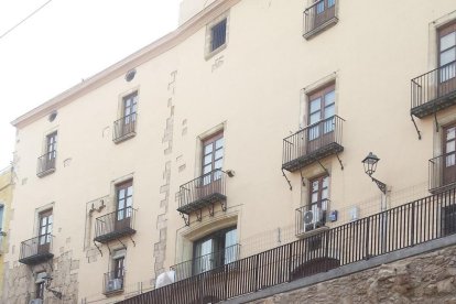 «Quina merda més grossa» és la frase que ha aparegut pintada a les grades metàl·liques del Circ romà de la plaça dels Sedassos