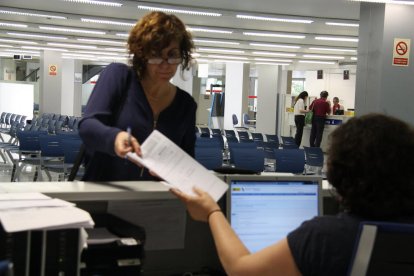 Una mujer entregando la declaración de la renta en una oficina de la Agencia Tributaria española