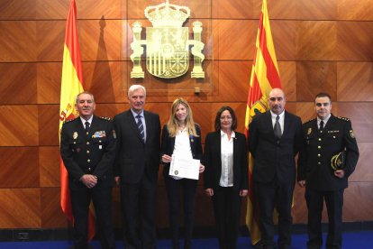 La policia nacional de Saragossa Lara Rodrigo ha rebut una medalla al mèrit policial.