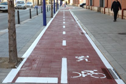 Aquest es el nou carril que veuen ciclistes i patinadors al Moll de Costa.