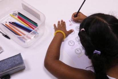 Imagen de archivo de una alumna haciendo ejercicios en la escuela.