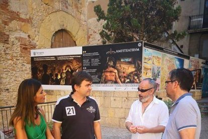 Els regidors del Partit Popular amb el representant veïnal, Jordi Ferré.