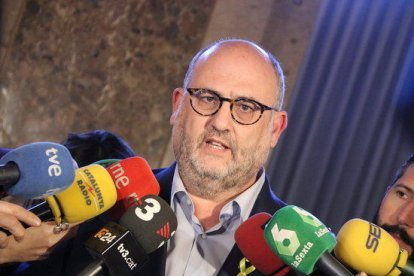 El portaveu adjunt de JxCat, Eduard Pujol, atén la premsa al Parlament el 7 de març de 2018.