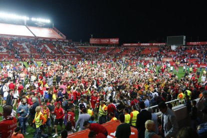 Los aficionados del Nàstic saltaron al césped al finalizar el partido.