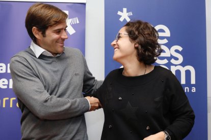 El nou portaveu del PDeCAT, Dídac Nadal, parla amb la número 5 de la llista, Irene Mallol, que ha renunciat a la seva acta de regidora.