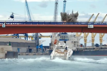 Imatge dels dos personatges al pont llevadís del Port de Tarragona.