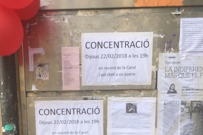 Velas, flores y carteles en recuerdo de la víctima