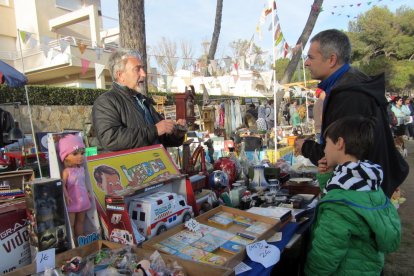 Los asistentes pudieron comprar en paradas de artículos de segunda mano, así como disfrutar de actuaciones en directo.