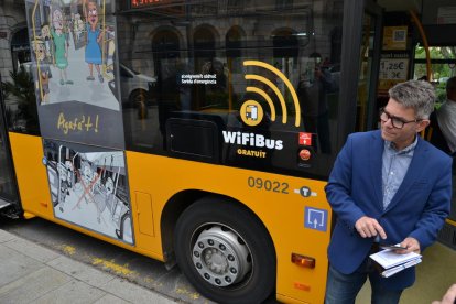 El regidor Marc Arza durant la presentació de la nova xarxa de WIFIBus.