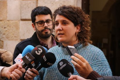 Núria Gibert atendiendo los medios de comunicación este mediodía