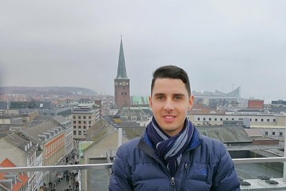 Ángel Huete davant d'una panoràmica de la ciutat d'Aarhus.