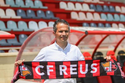 Bartolo volvió a pisar el césped del Estadi Municipal ya como primer técnico del equipo.