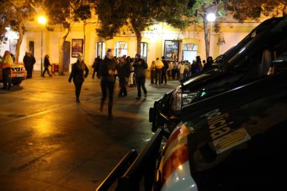 Varios vehículos policiales delante de la estación de Renfe en Sitges, durante el Carnaval del 2013.