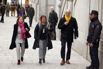 El diputado de ERC Raül Romeva y las exdiputadas republicanas Dolors Bassa y Carme Forcadell antes de entrar en la sede del Tribunal Supremo este 23 de marzo del 2018.